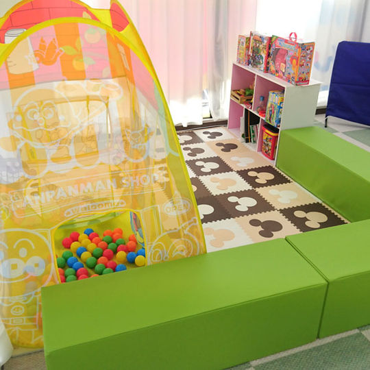 卓球ラウンジぴんぽんはキッズスペースを完備！子供が自由に遊べる広場です♪