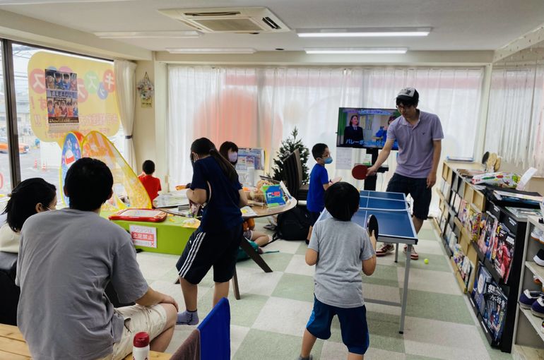 小さな卓球台で遊ぶ親子♪キッズスペースも大人気！